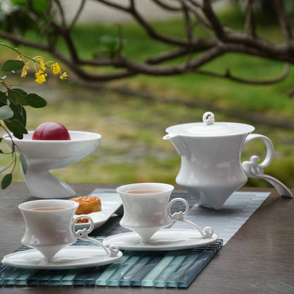 風影茶壺與茶杯組戶外茶席情境，展現當代白瓷生活美學
