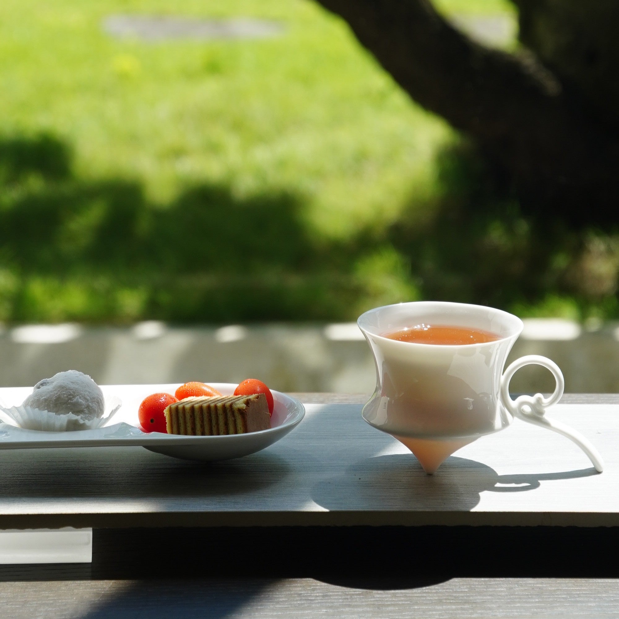 風影白瓷杯盤組於窗邊茶席，適合咖啡與品茗時光