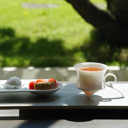 風影白瓷杯盤組於窗邊茶席，適合咖啡與品茗時光