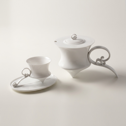 風影茶壺與杯盤組產品展示，呈現雲紋把手與懸浮結構