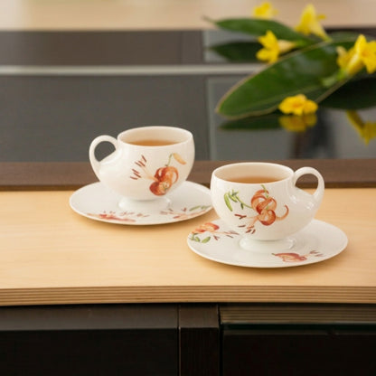 青春 In Bloom 百合白瓷茶壺側面，百合花圖騰隨器型綻放延伸