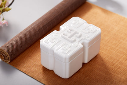 典雅白瓷禮盒空間擺設—為居家與書房增添文化氣質與祥和氛圍的藝術收藏作品
Elegant porcelain gift box home display — an art collectible that adds cultural meaning and a serene atmosphere to interior spaces