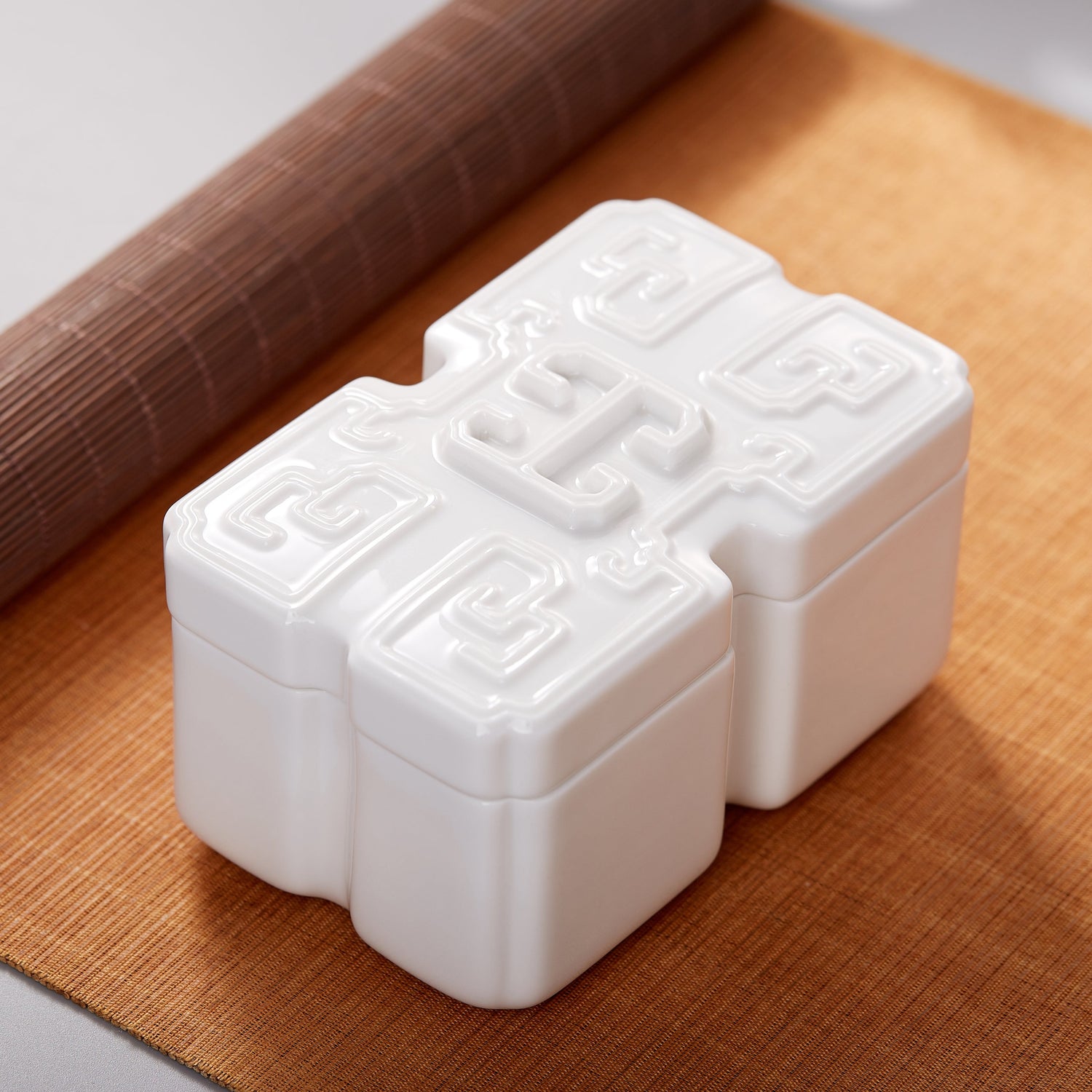  壽字圖騰瓷盒細節特寫—精雕細琢的紋飾象徵長壽安康與綿延福氣