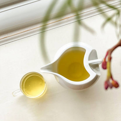 艷陽奶盅茶海與圓形杯盤俯視照｜透明釉白瓷質感細節