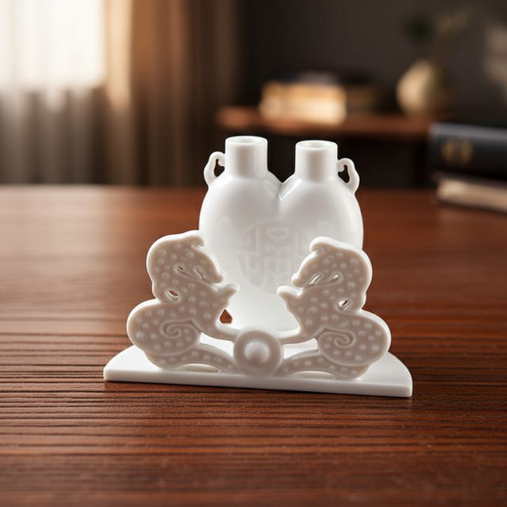 《萬事亨通》瓷器作品。龍、珠、瓶三象合一的升遷禮首選，展現氣勢與祝福