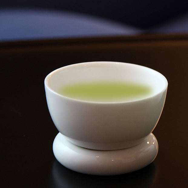 日出望月、圓好夢白瓷茶杯盛裝綠茶｜適合現代靜心茶席使用