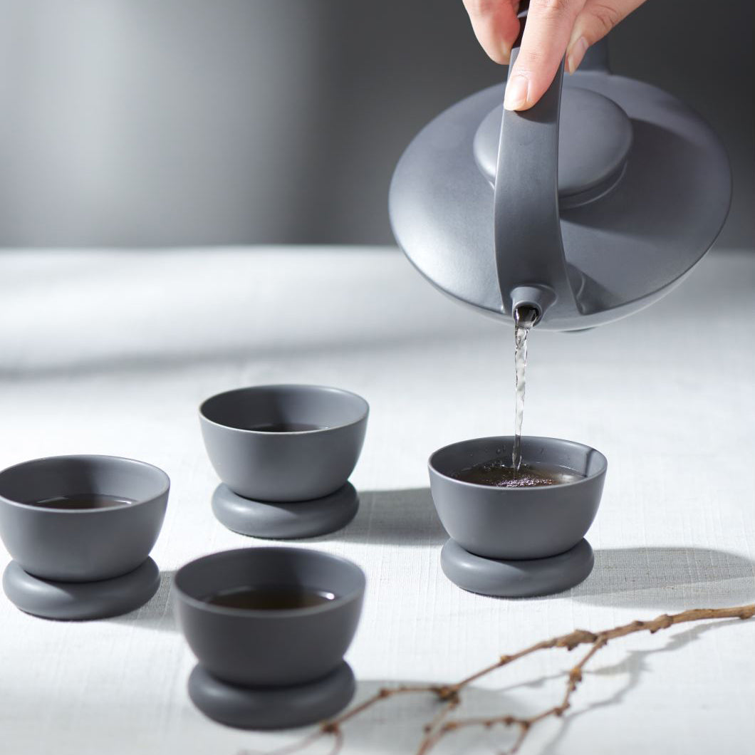 日出望月黑霧茶壺沖泡茶湯｜霧面黑瓷山水線系列茶席