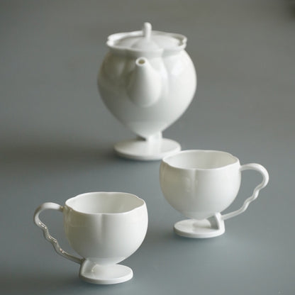 花神白瓷茶壺茶杯組深色背景・花苞高足春日茶器・八方新氣 NewChi Porcelain