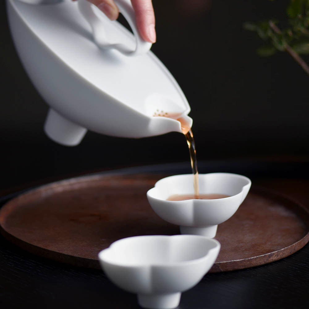 行雲白瓷茶壺與茶席場景｜白瓷器物中的安靜儀式感