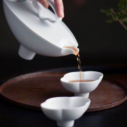 行雲白瓷茶壺與茶席場景｜白瓷器物中的安靜儀式感