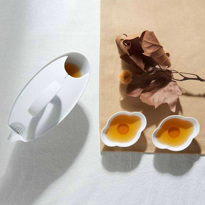     行雲白瓷茶壺與茶點擺盤｜現代茶席中的山水意象
