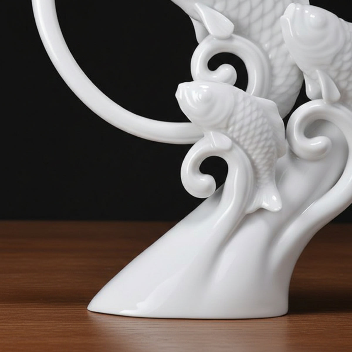 八方新氣〈合作無間〉雙魚白瓷擺飾細節，王俠軍設計