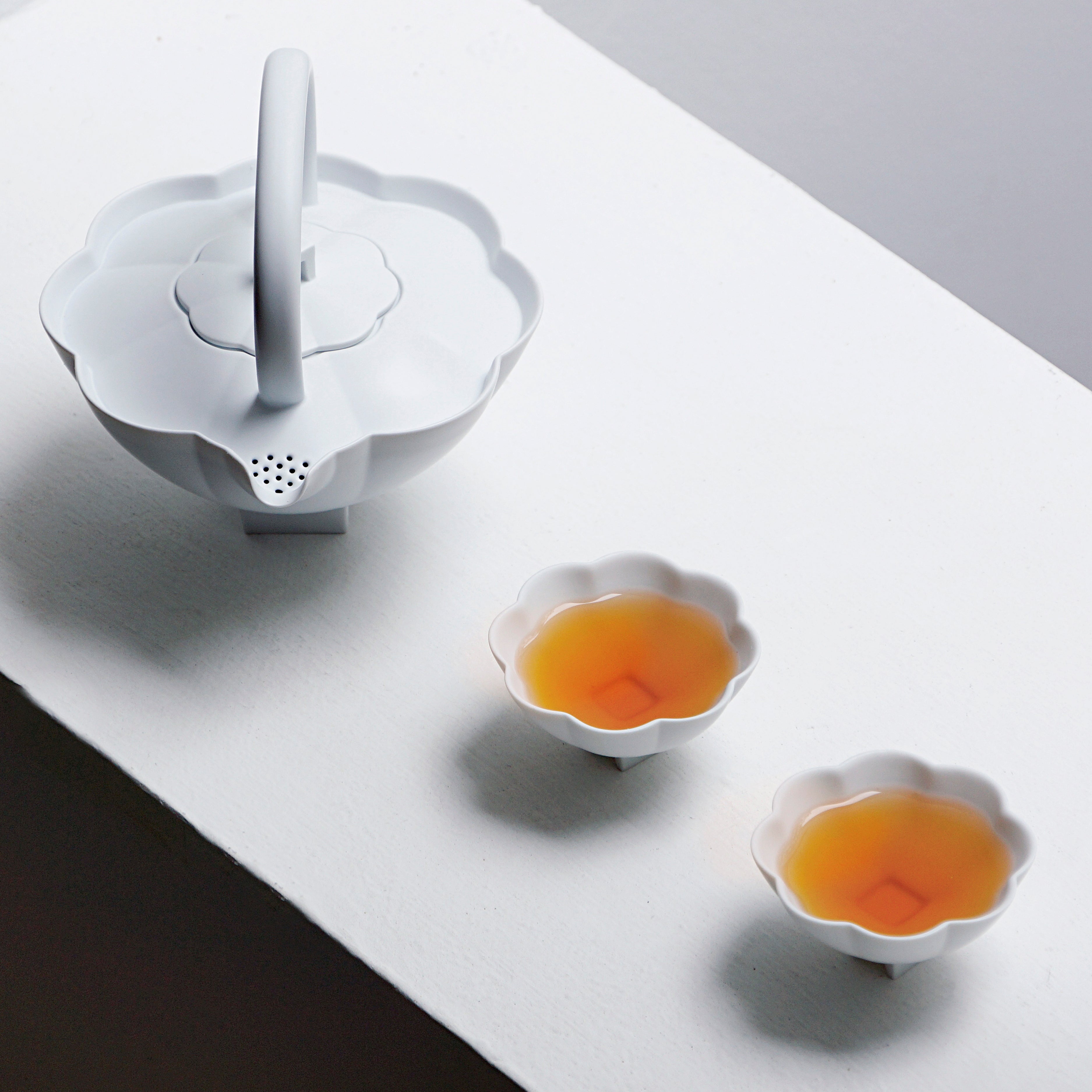 長春》白瓷茶壺與杯組｜山水靈感× 春花器形× 儀式茶具｜八方新氣