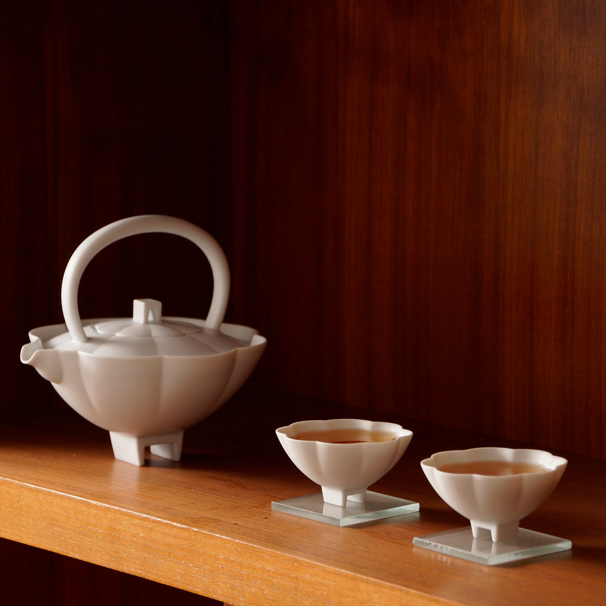 八方新氣 長春茶具展示於展覽平台之現場照
