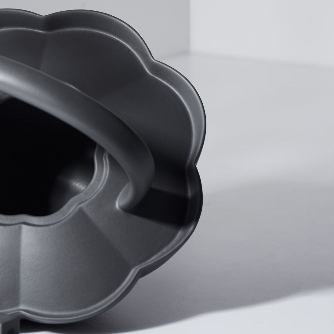 長春山形壺緣與壺蓋交界處