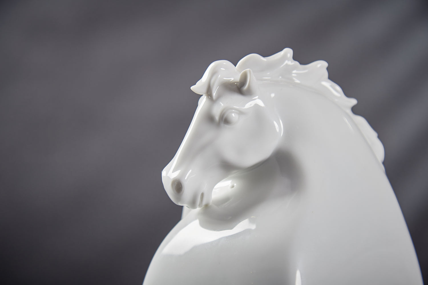 雙馬造型優雅協調，體現默契與情感支持