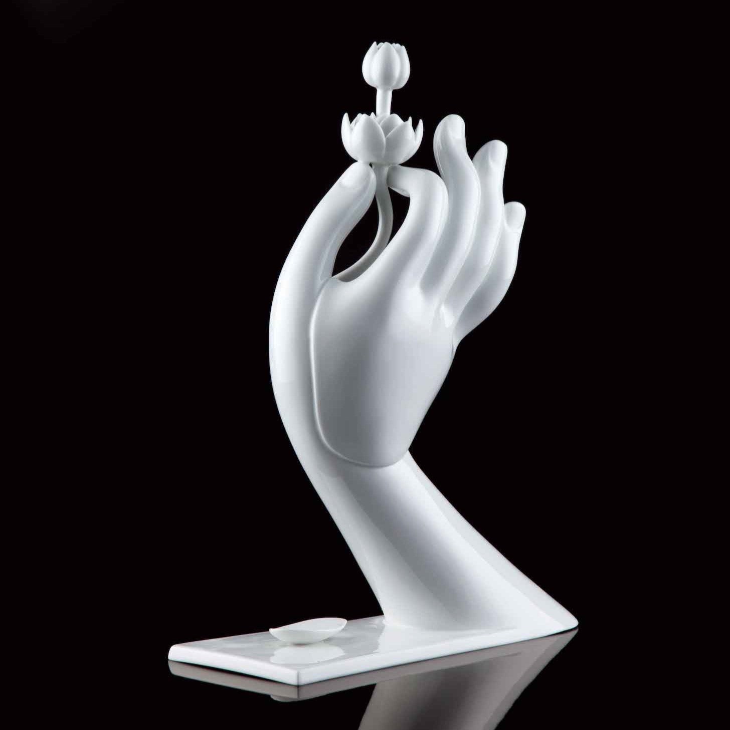 大慈飄香白瓷佛手拈蓮深色背景・限量222件典藏擺件・八方新氣 NewChi Porcelain