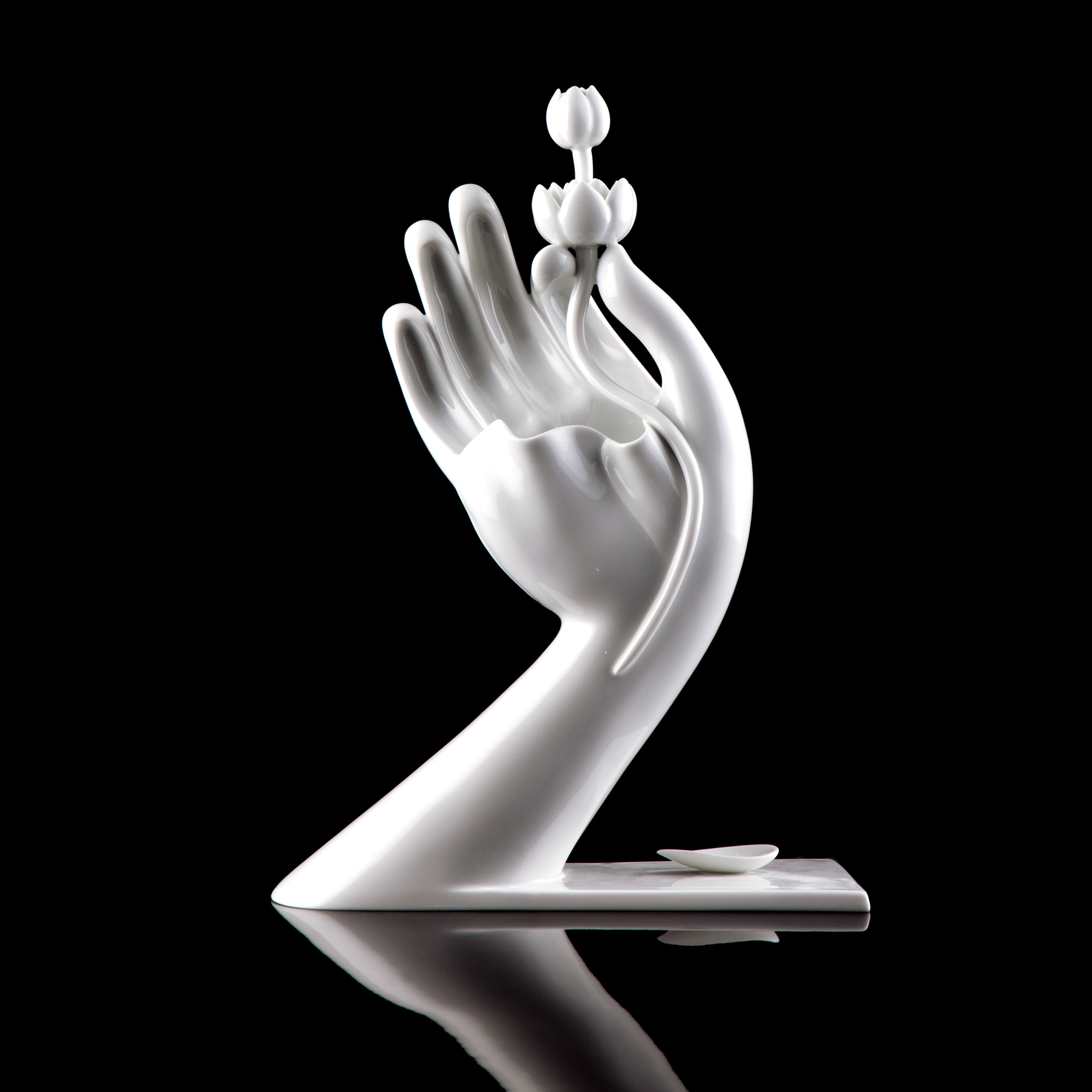 
大慈飄香白瓷花器深色背景反面・手型花器包容設計・八方新氣 NewChi Porcelain